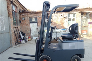 四輪叉車行人安全提示！