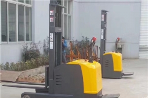 電動(dòng)堆高車(chē)叉車(chē)為什么會(huì)出現(xiàn)漏油現(xiàn)象？