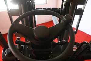 小型電動叉車的轉(zhuǎn)向故障是什么原因造成的？