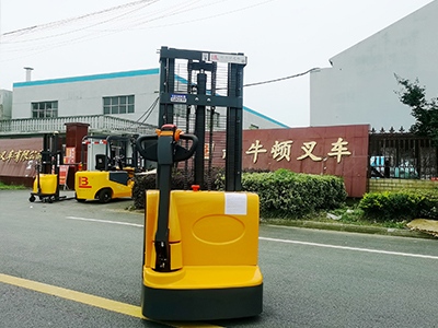 電動(dòng)堆高車(chē)