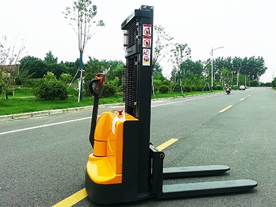 電動(dòng)堆高車