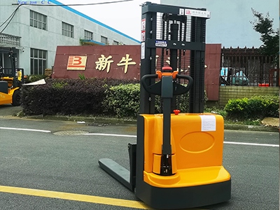 電動堆高車