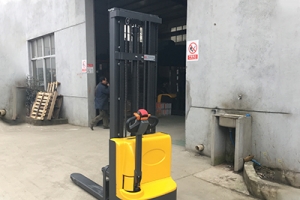 購買電動(dòng)堆高車只看報(bào)價(jià)可以嗎？