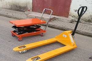 手動叉車的自重和規(guī)格是多少？