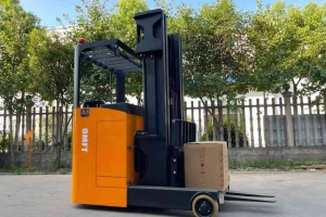 叉車(chē)廠家?guī)懔私怆妱?dòng)叉車(chē)的工作裝置