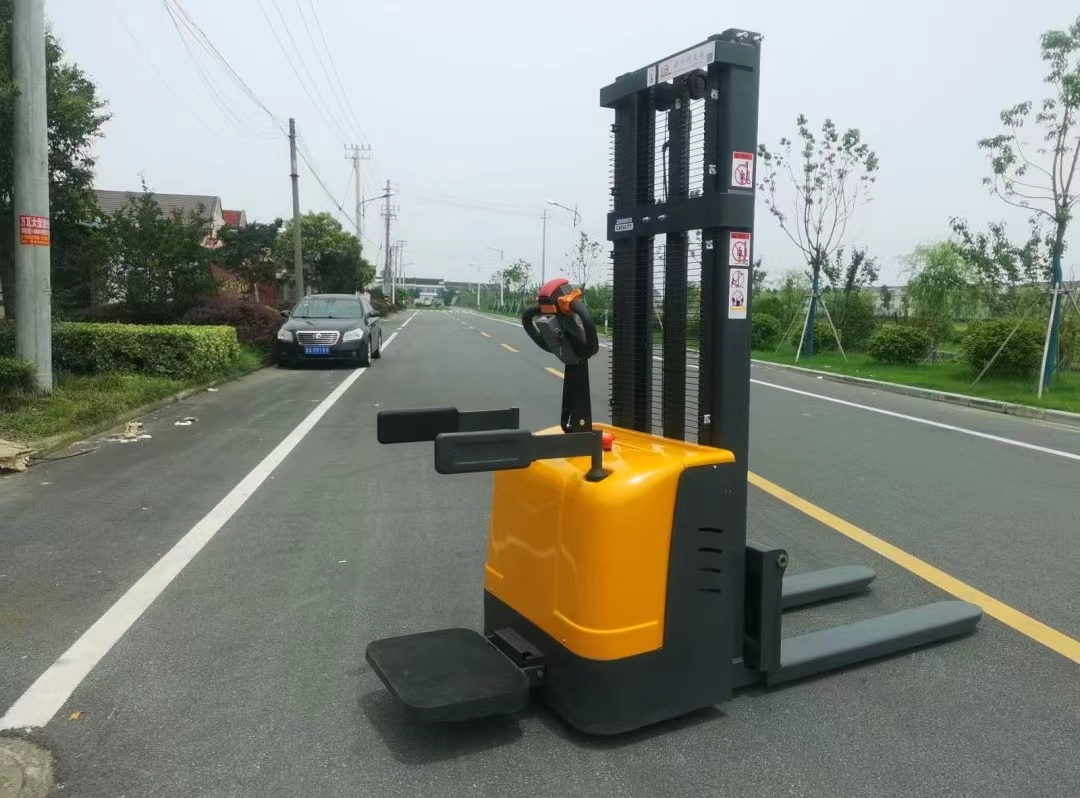 電動堆高車