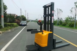 電動堆高車的蓄電池多久維護一次？