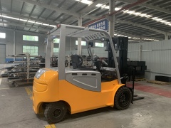 電動(dòng)叉車(chē)